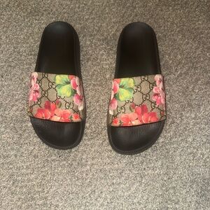 Gucci Women's Floral Slide Sandals - Black and Pink